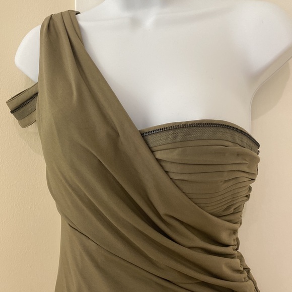 Bebe army green one sleeve top with chrome zipper accent size small - Picture 2 of 9